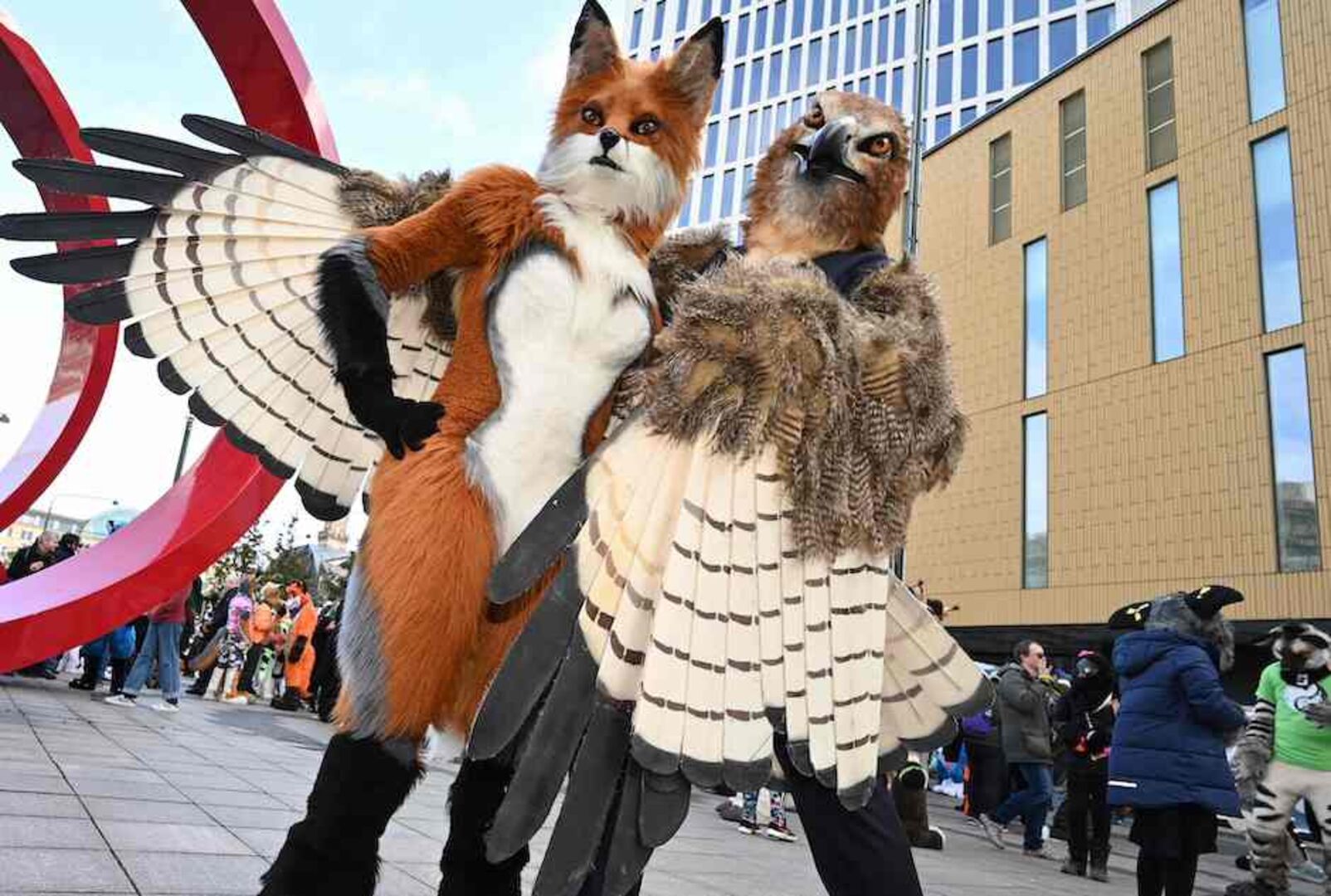 Zwei Kostümierte posieren vor Kamera