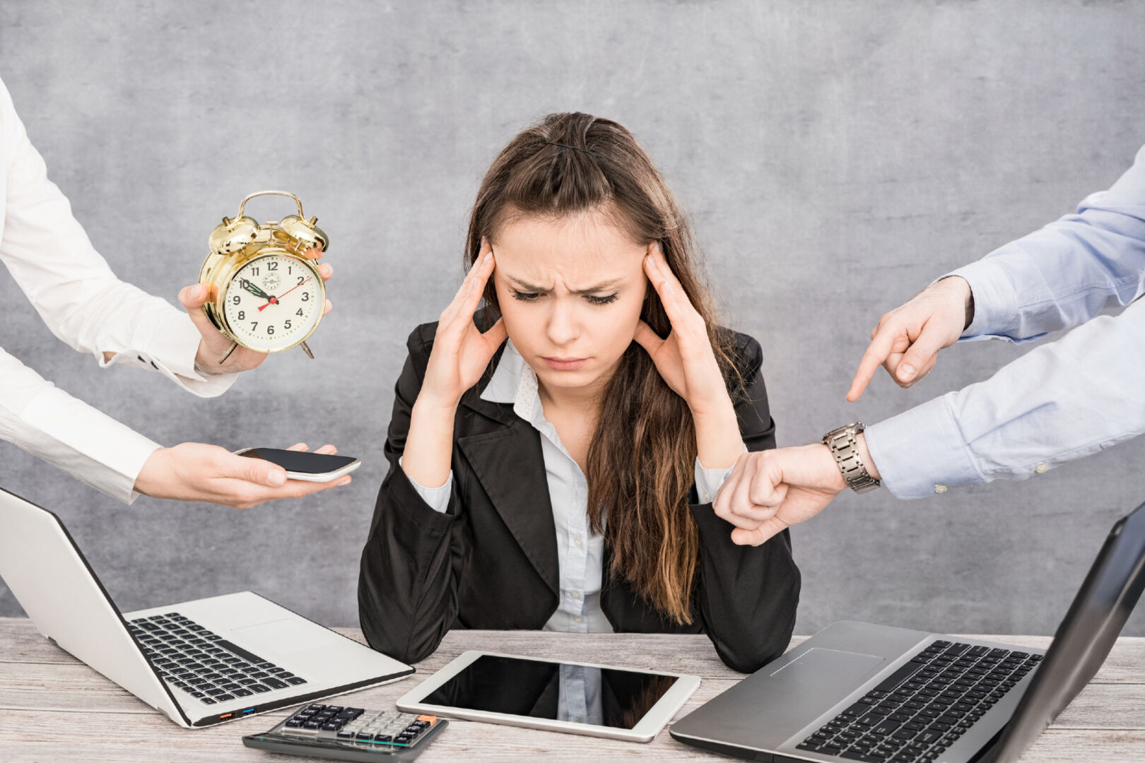Frau hat Stress im Job | Credit: iStock.com/scyther5