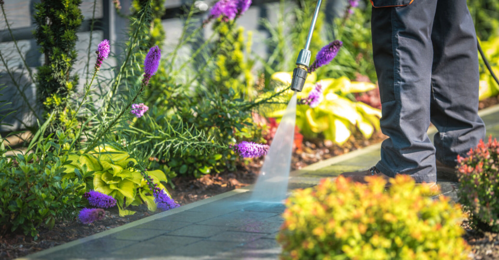 Gartenarbeit mit Hochdruckreiniger | Credit: iStock.com/welcomia