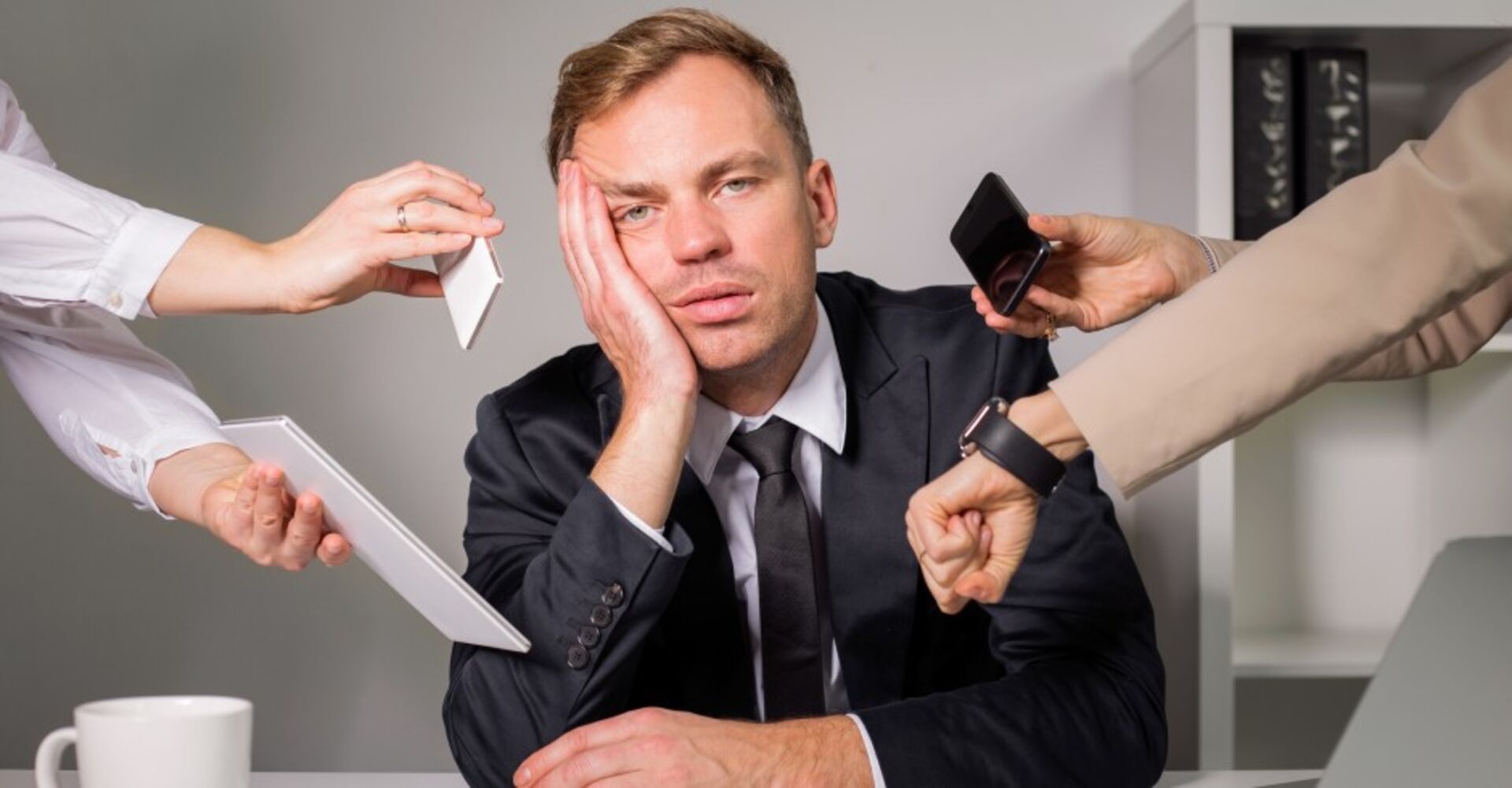 Mann wirkt gestresst | Credit: iStock.com/grinvalds