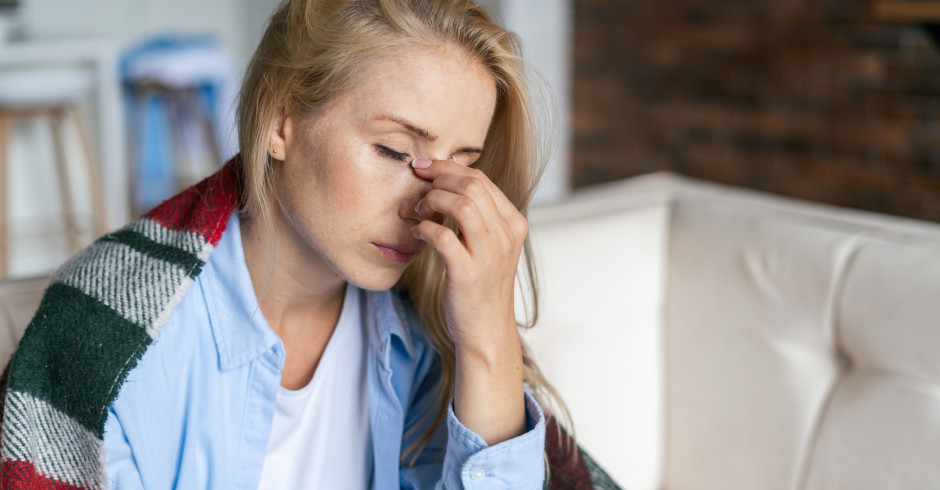 Frau fühlt sich krank | Credit: iStock.com/brizmaker