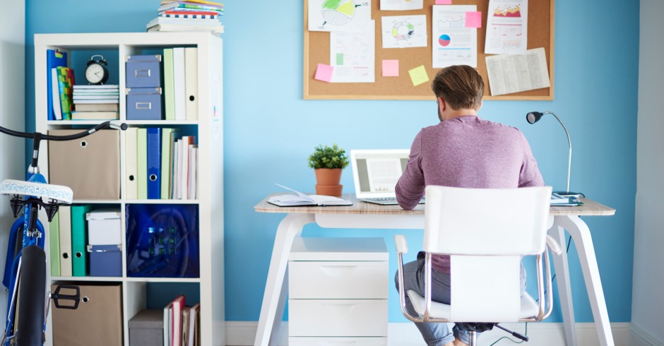 Mann sitzt vor Schreibtisch | Credit: iStock.com/gpointstudio