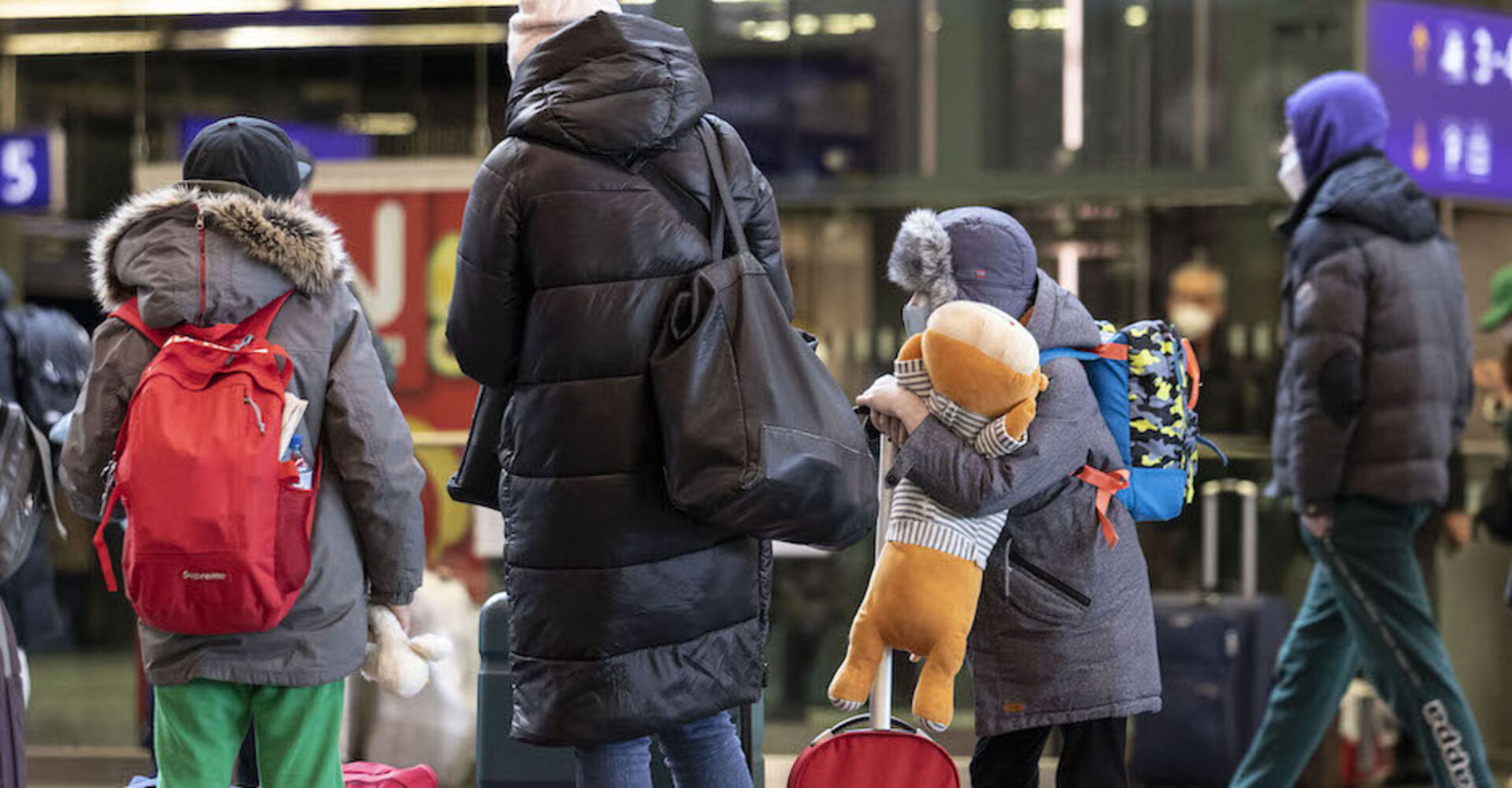 Familie mit zwei Kindern von hinten fotografiert