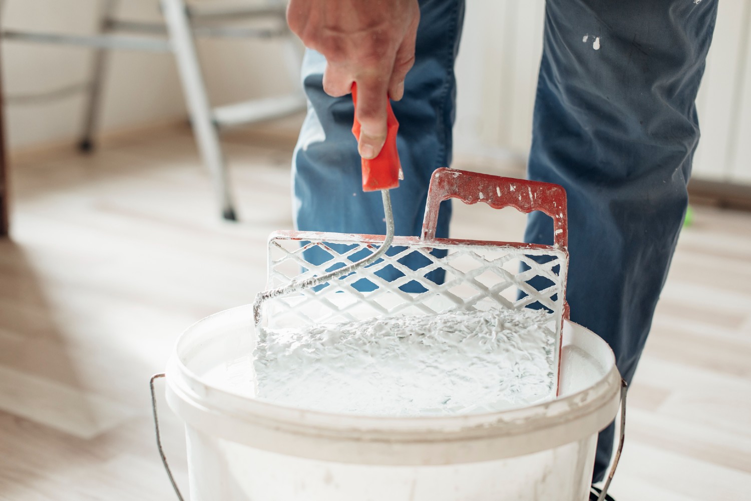 Wandfarbe mit Farbrolle | Credit: iStock.com/Pawzi