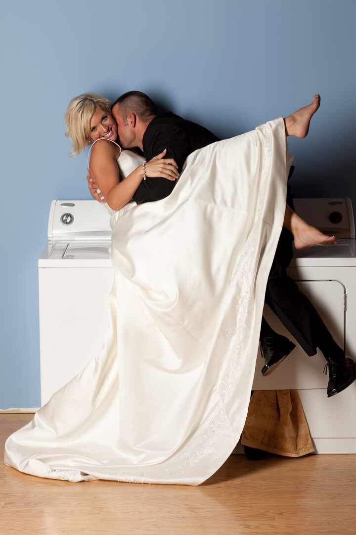 Brautpaar küsst auf einer Waschmaschine | Credit: iStock.com/JBryson