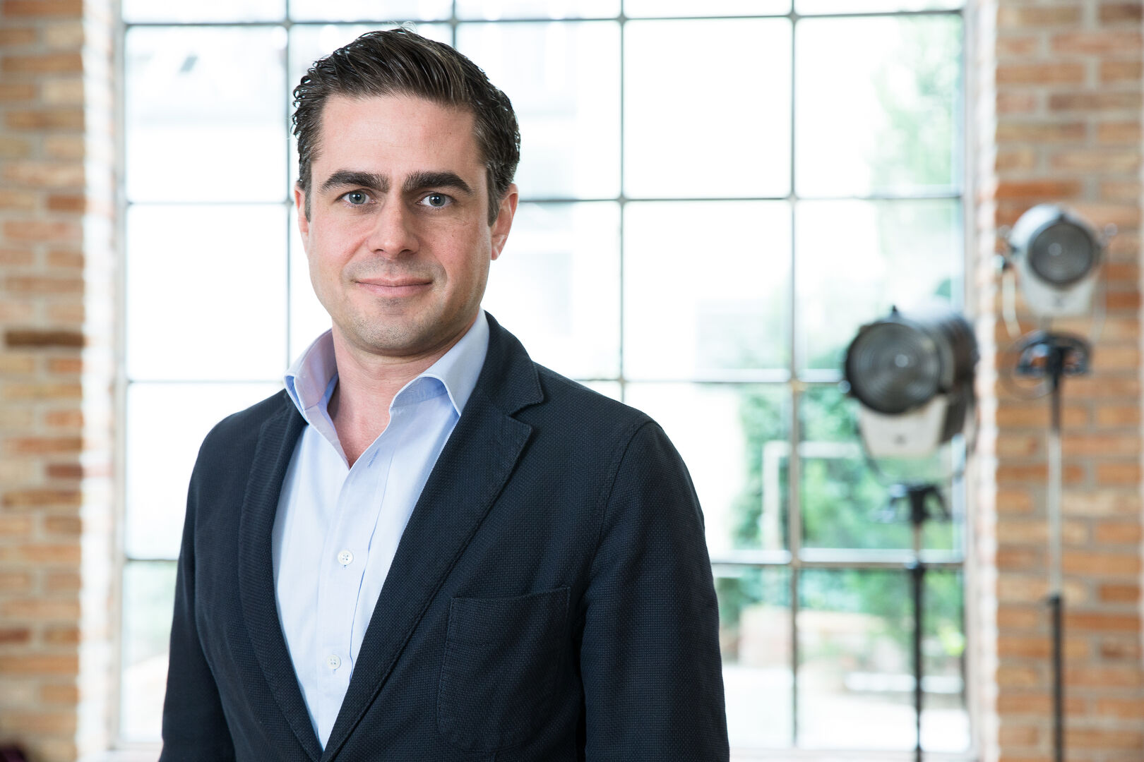 Philipp Böchheimer im dunklen Sakko | Credit: Patricia Weisskirchner