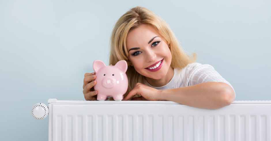 Frau mit Sparschein lächelt | Credit: iStock.com/AndreyPopov