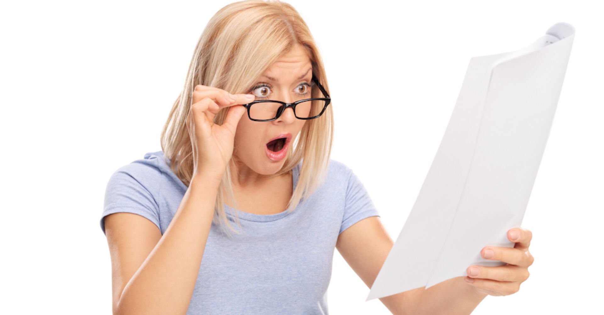 Frau schaut durch Brille auf einen Zettel | Credit: iStock.com/Ljupco