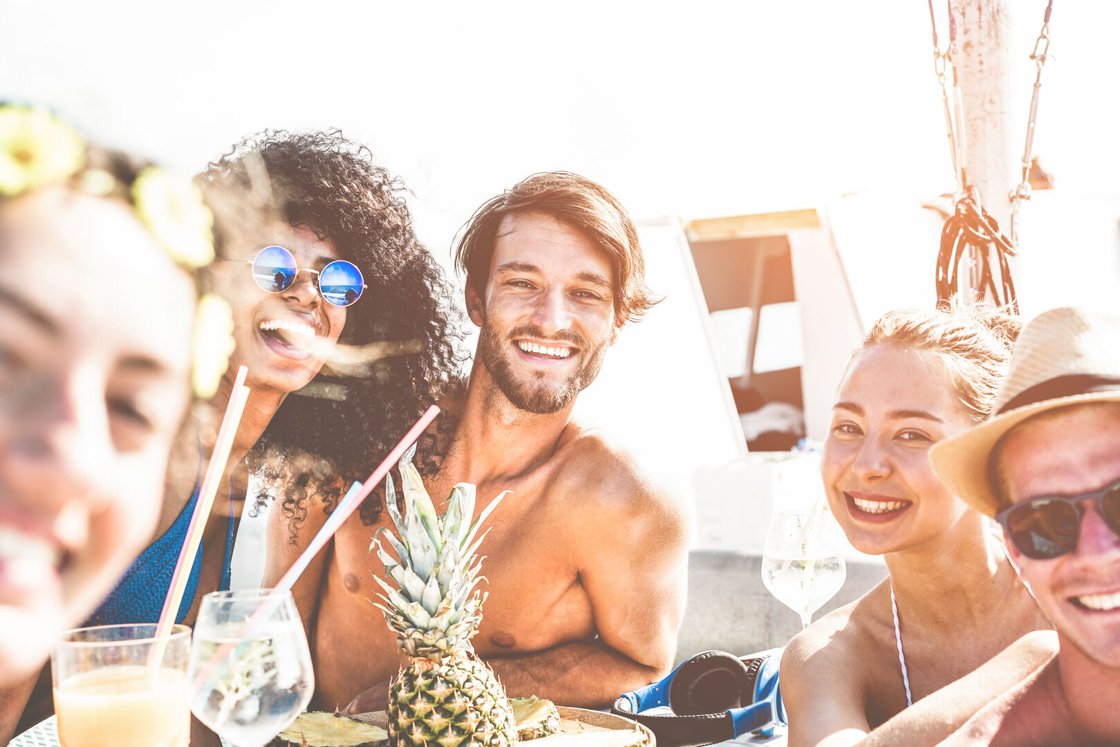 Ios und Mykonos sind bei junge Menschen sehr beliebt | Credit: iStock.com/DisobeyArt