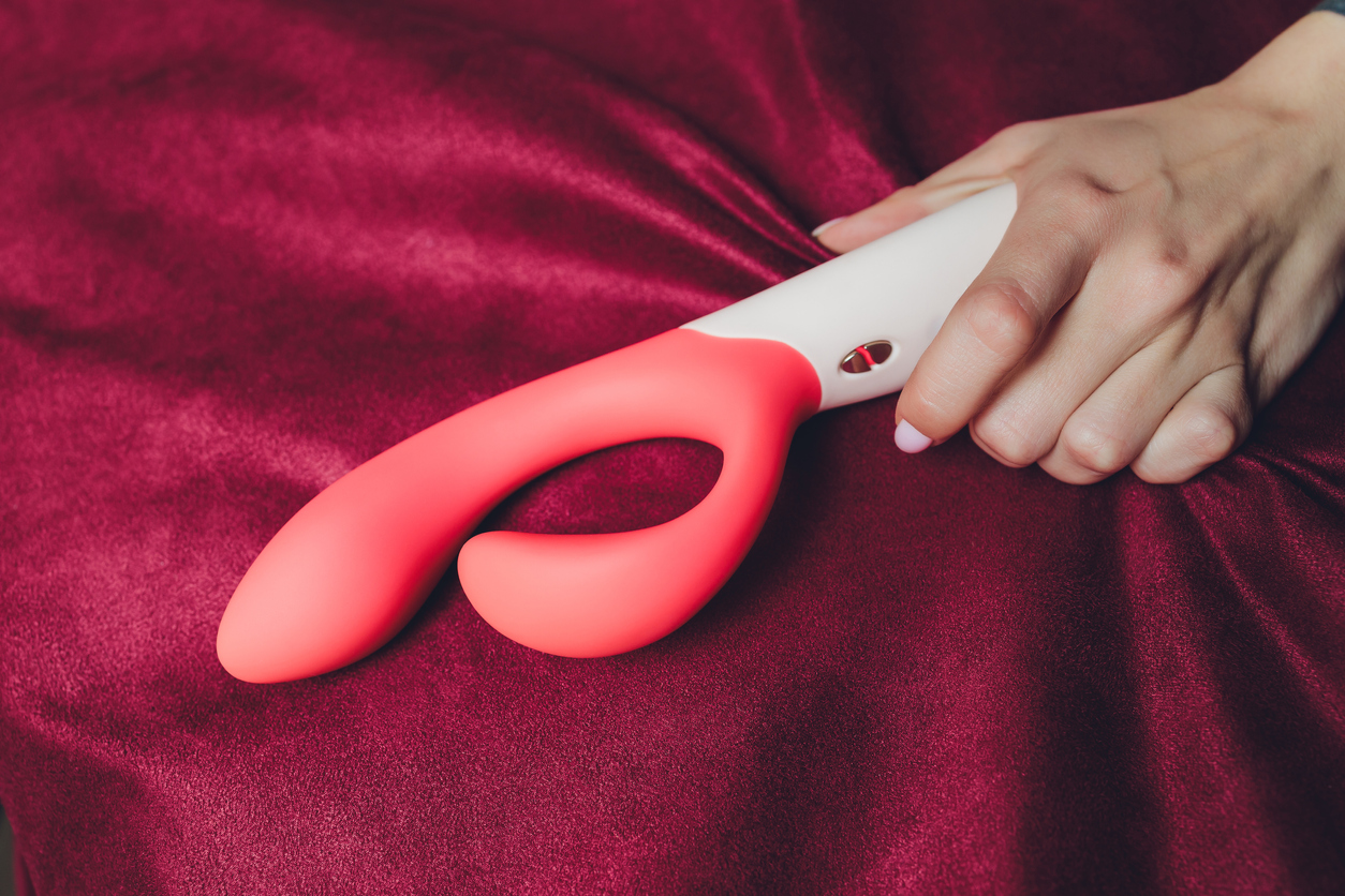 Frau hält Vibrator in der Hand