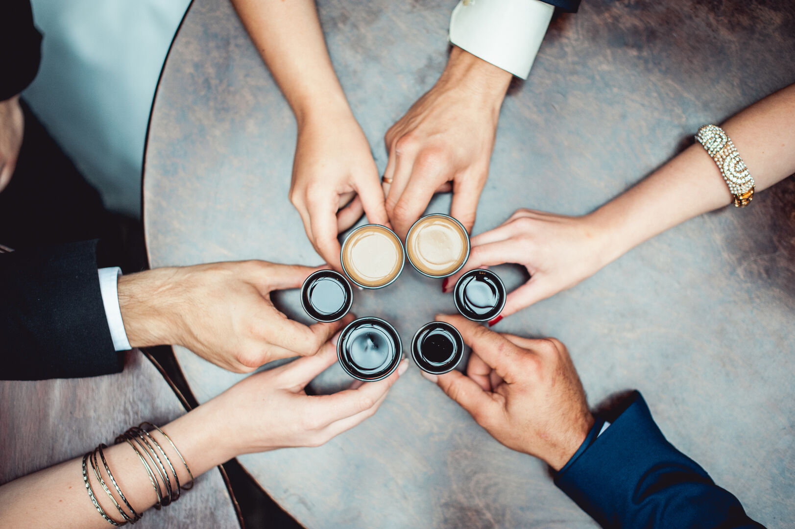 Anstoßen mit Likör