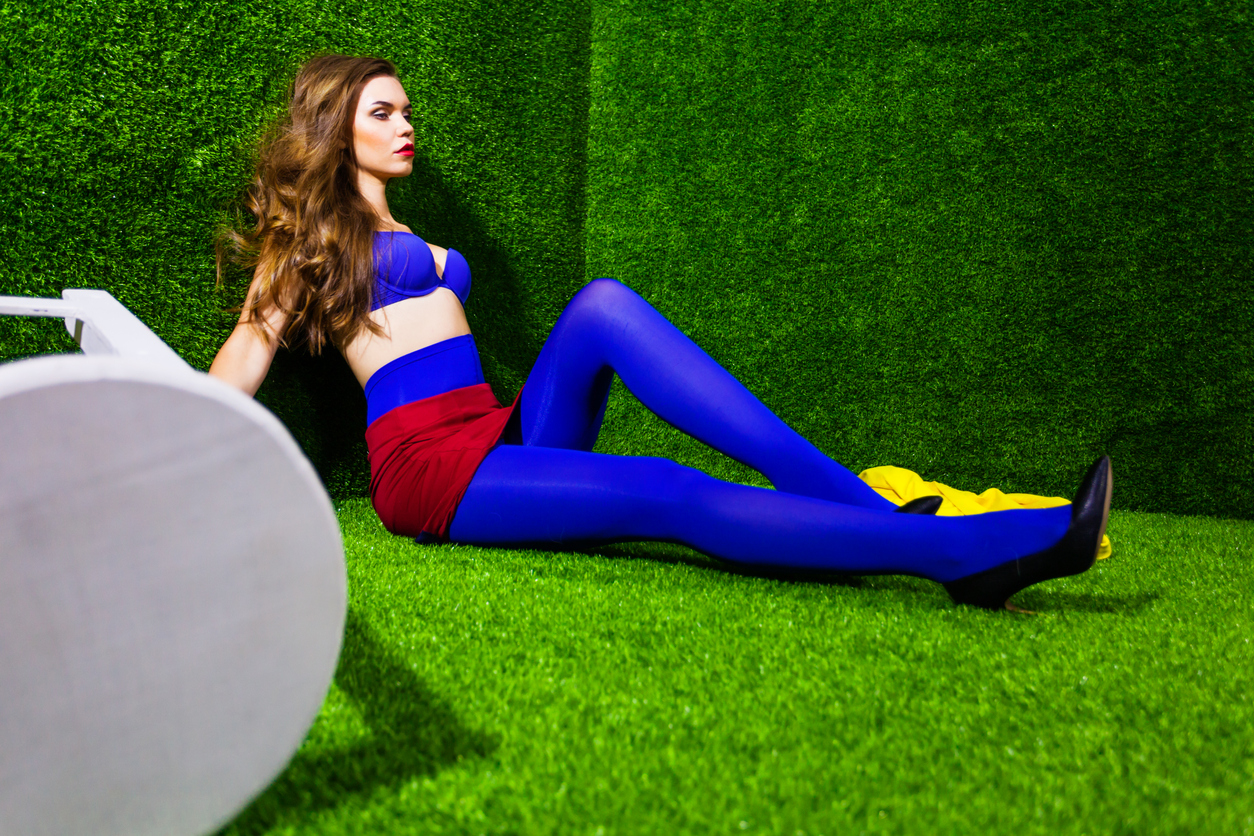 Frau in einem dunkelblauen Outfit