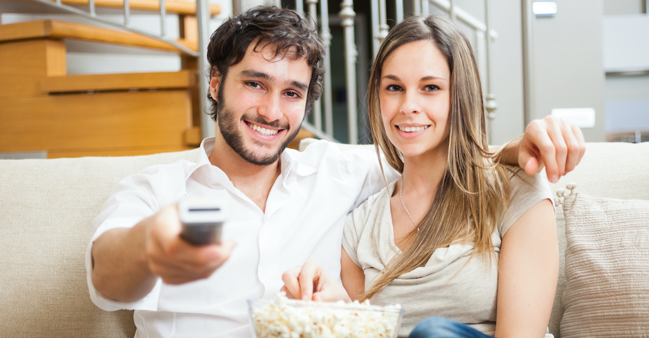Mann und Frau auf der Couch| Credit: iStock.com/Minerva Studio