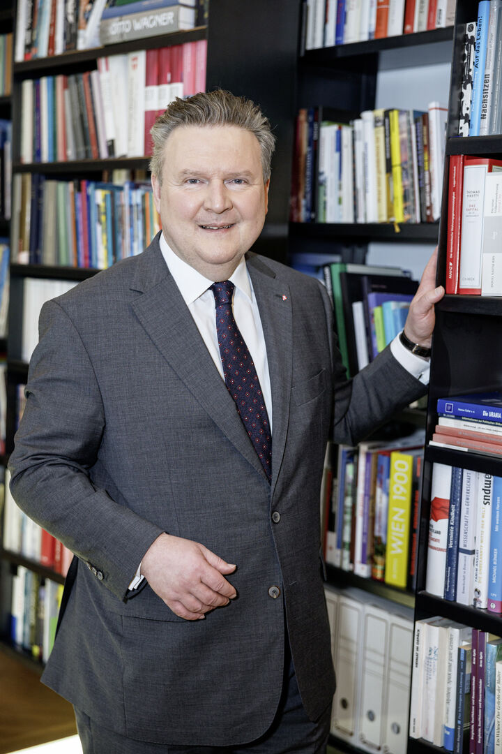Bürgermeister Michael Ludwig vor einer Bücherwand | Credit: weekend/Alexander Felten