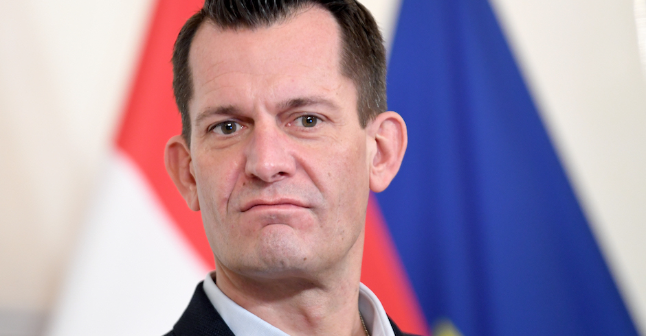 Eine Großaufnahme von Wolfgang Mückstein. Er sieht ernst aus.