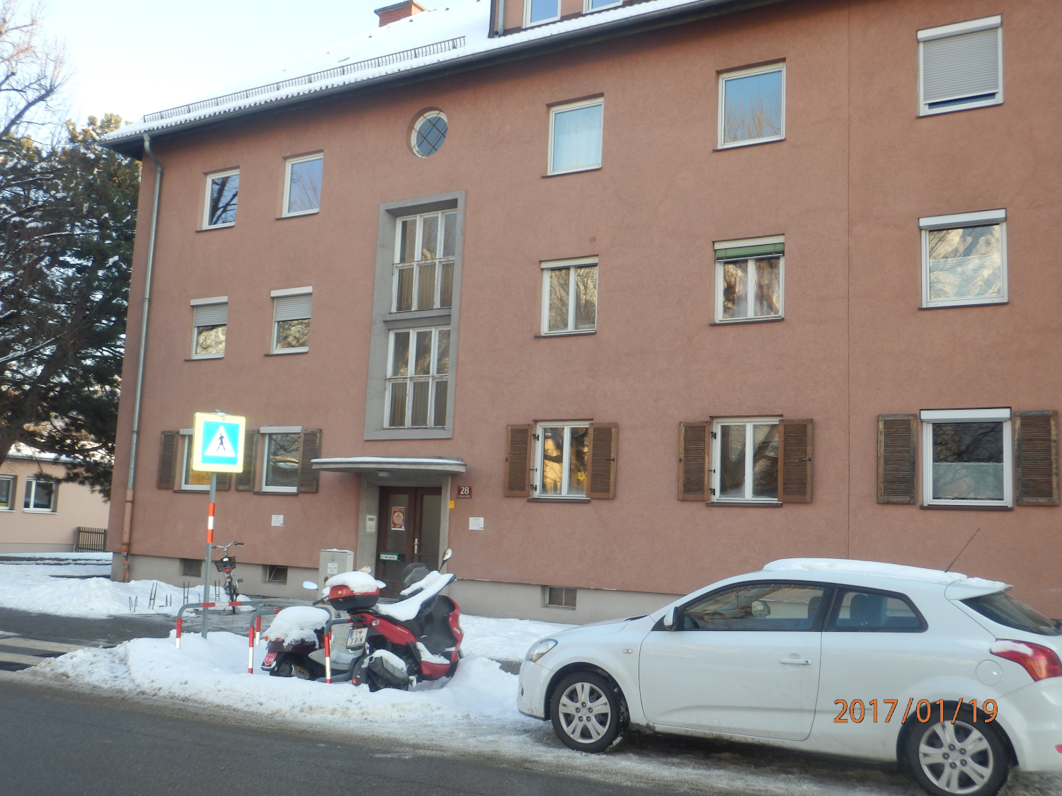 Wohnhaus in verschneiter Stadt | Credit: NEUE HEIMAT TIROL