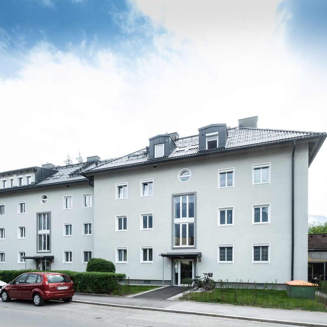 Blik auf ein saniertes Wohnhaus | Credit: Martin Vandory