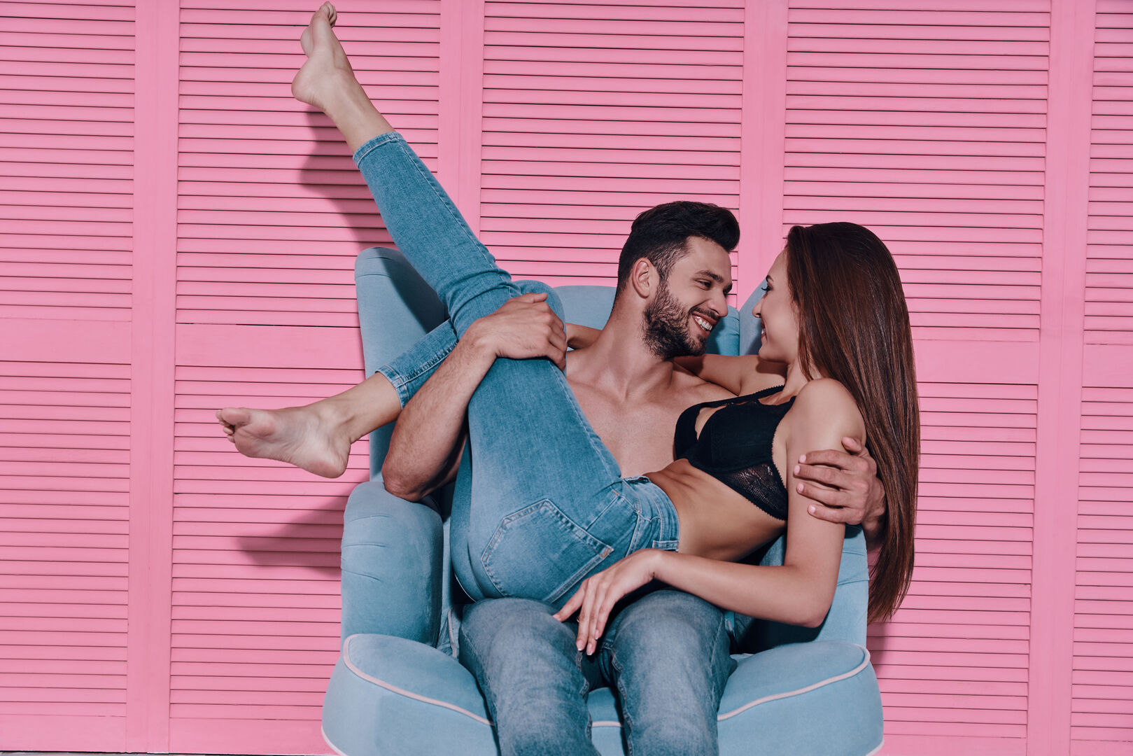 verleibtes Paar vor einer rosa Schrankwand | Credit: