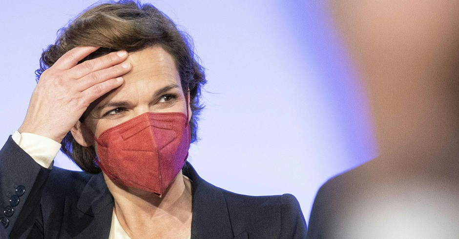Pamela Rendi-Wagner trägt eine rote FFP2-Maske. Sie lacht und greift sich an die Stirn.