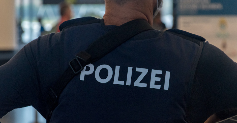 Polizist in Uniform | Credit: iStock.com/RobsonPL