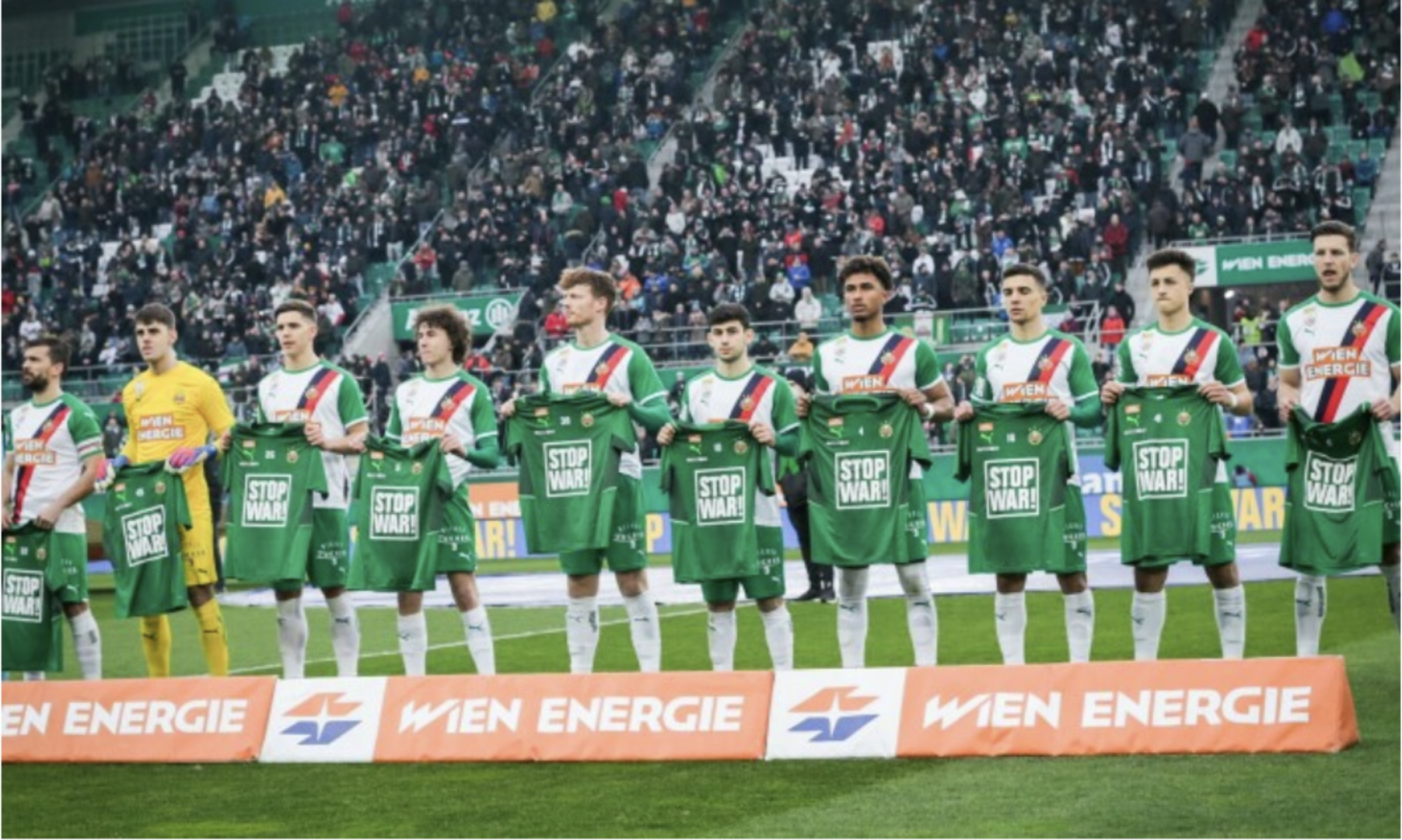 Rapid-Spieler setzen ein Zeichen gegen den Krieg | Credit: Red Ring Shots