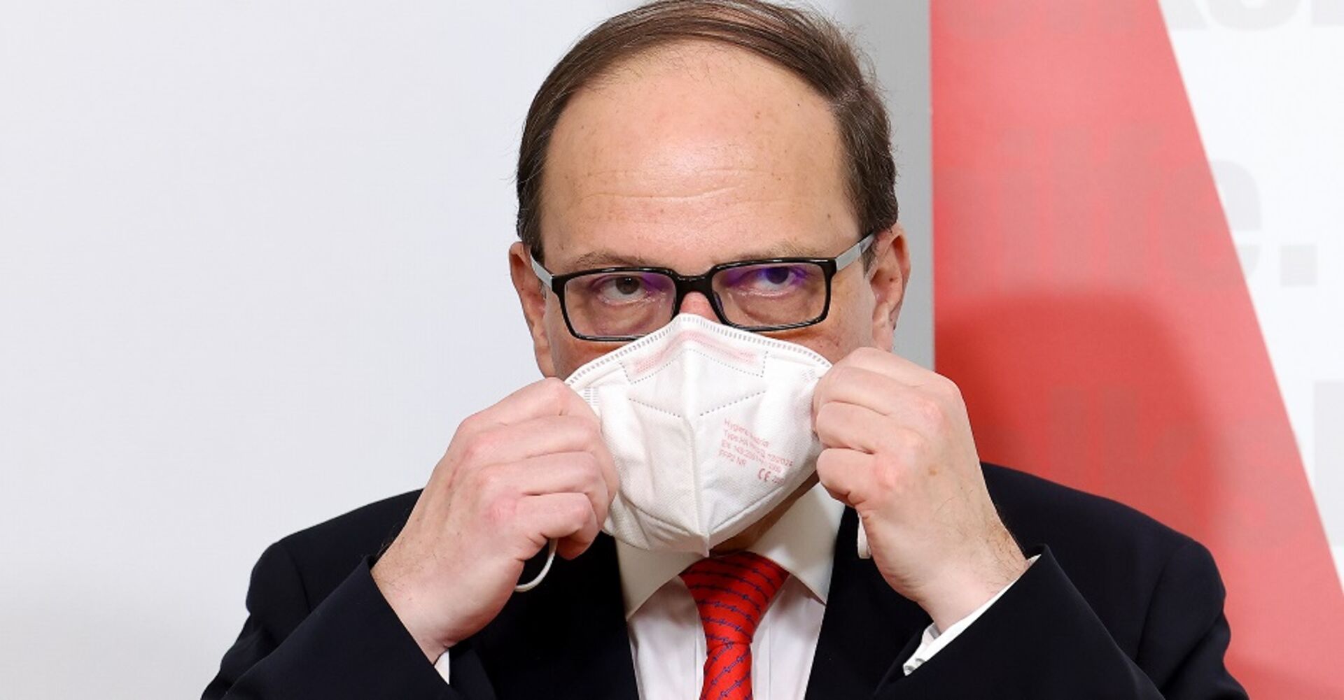 Thomas Skzekeres setzt sich eine FFP2-Maske auf