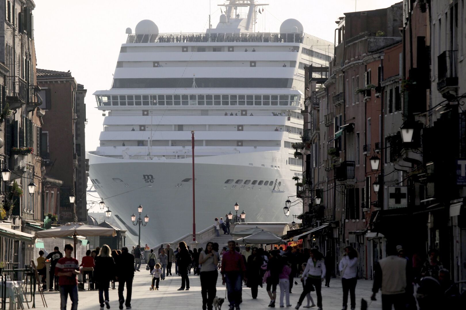 Kreuz­fahrt­schiff in Venedig | Credit: STRINGER / REUTERS / picturedesk.com