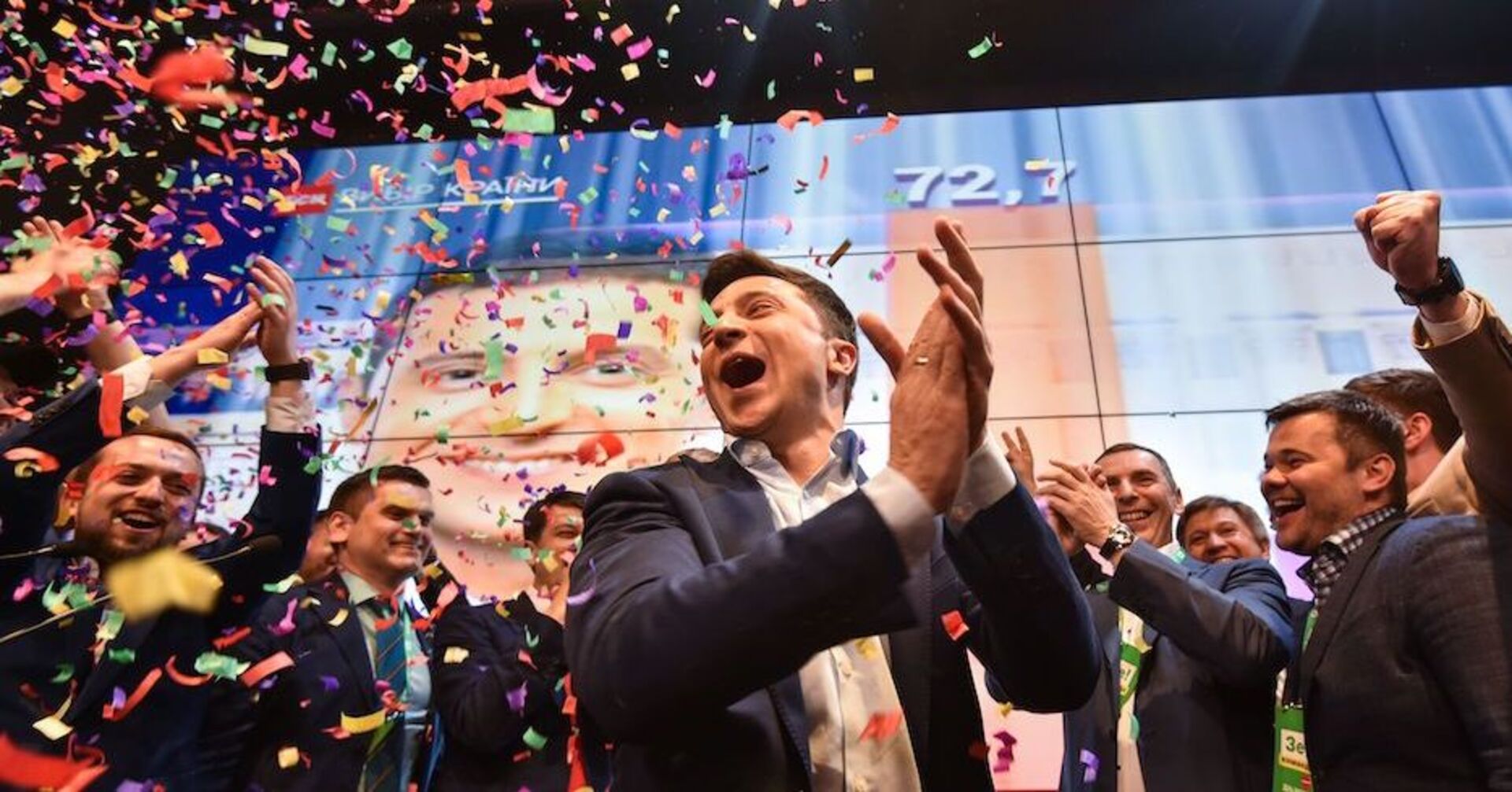 Konfettiregen auf Selenskyj und Anhänger