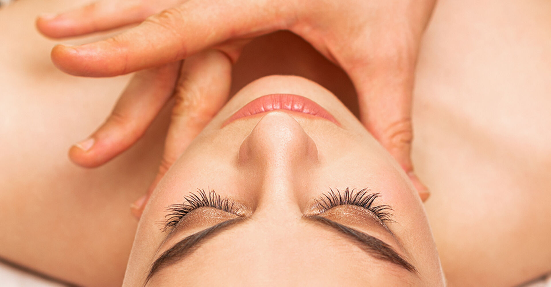 Junge Frau wird auf eine Akupunktur-Behandlung vorbereitet | Credit: iStock.com/okskukuruza