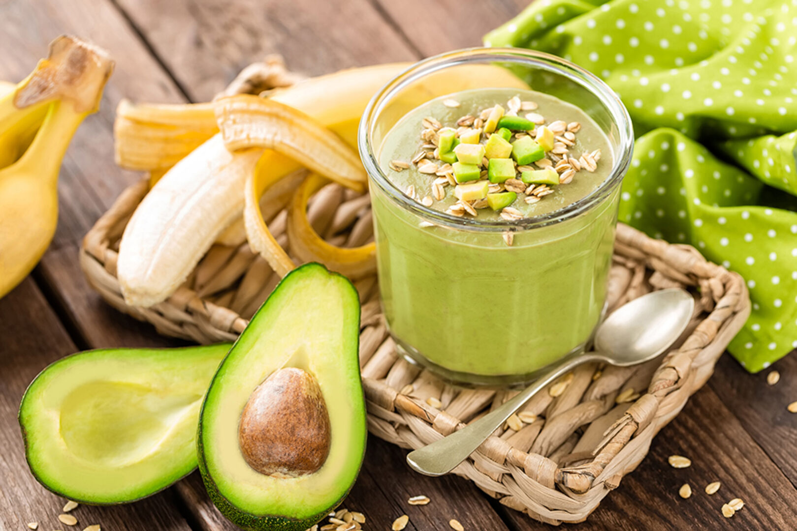 Smoothie aus Bananen und Avocados | Credit: iStock.com/YelenaYemchuk
