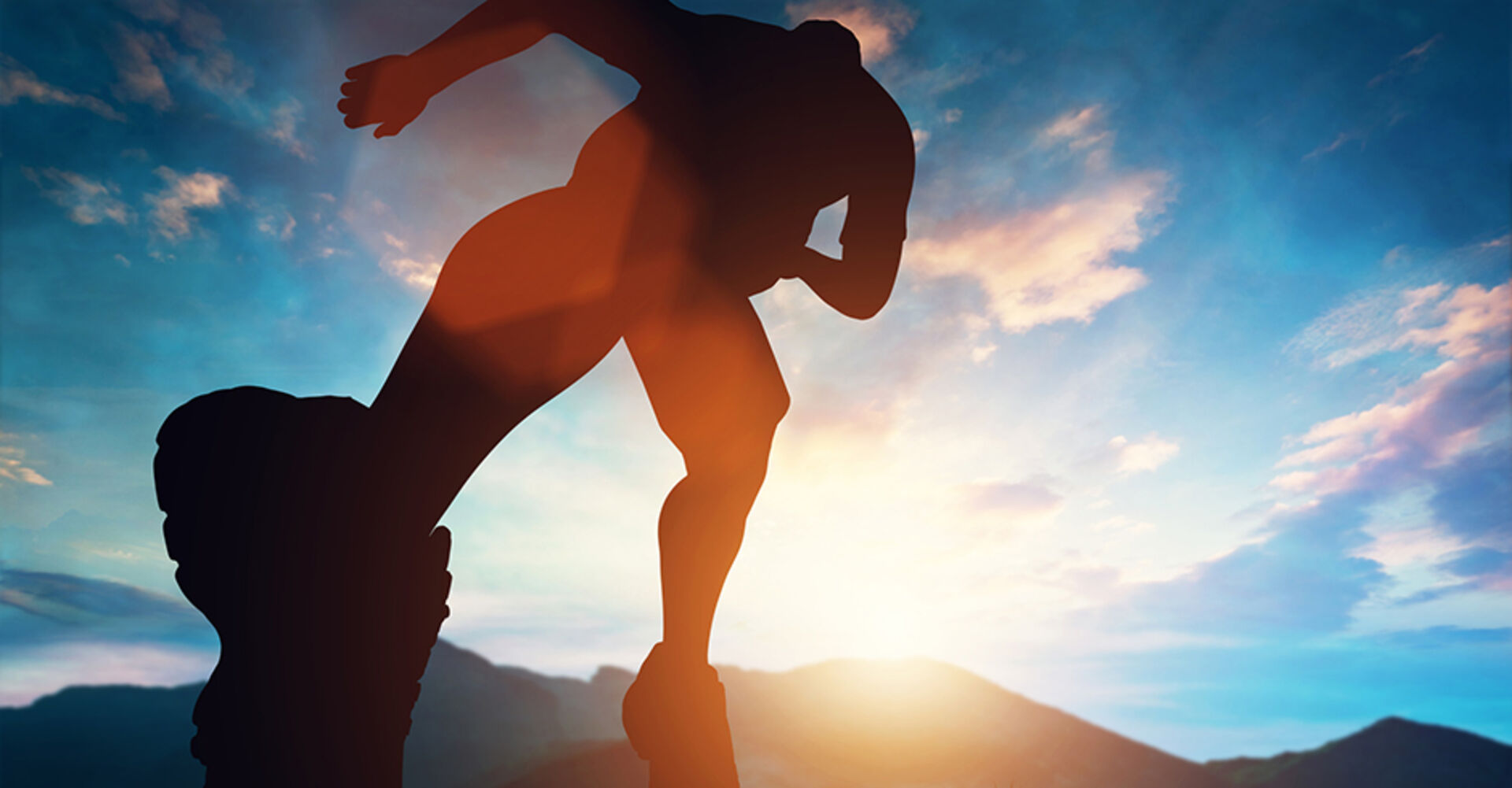 Mann läuft bei Sonnenuntergang | Credit: iStock.com/NiseriN