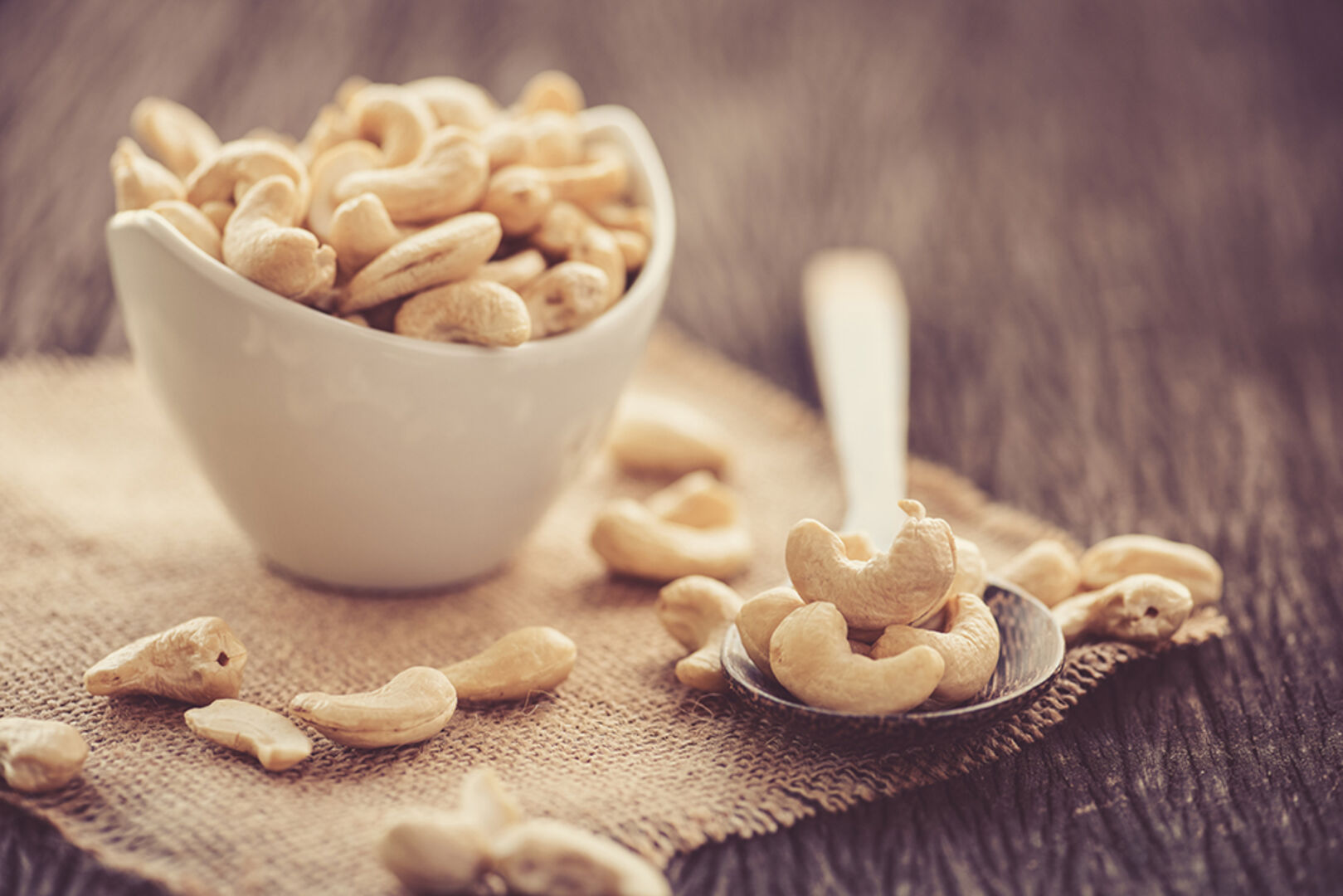 Eine Schale mit Cashew-Nüssen | Credit: iStock.com/Anawat_s