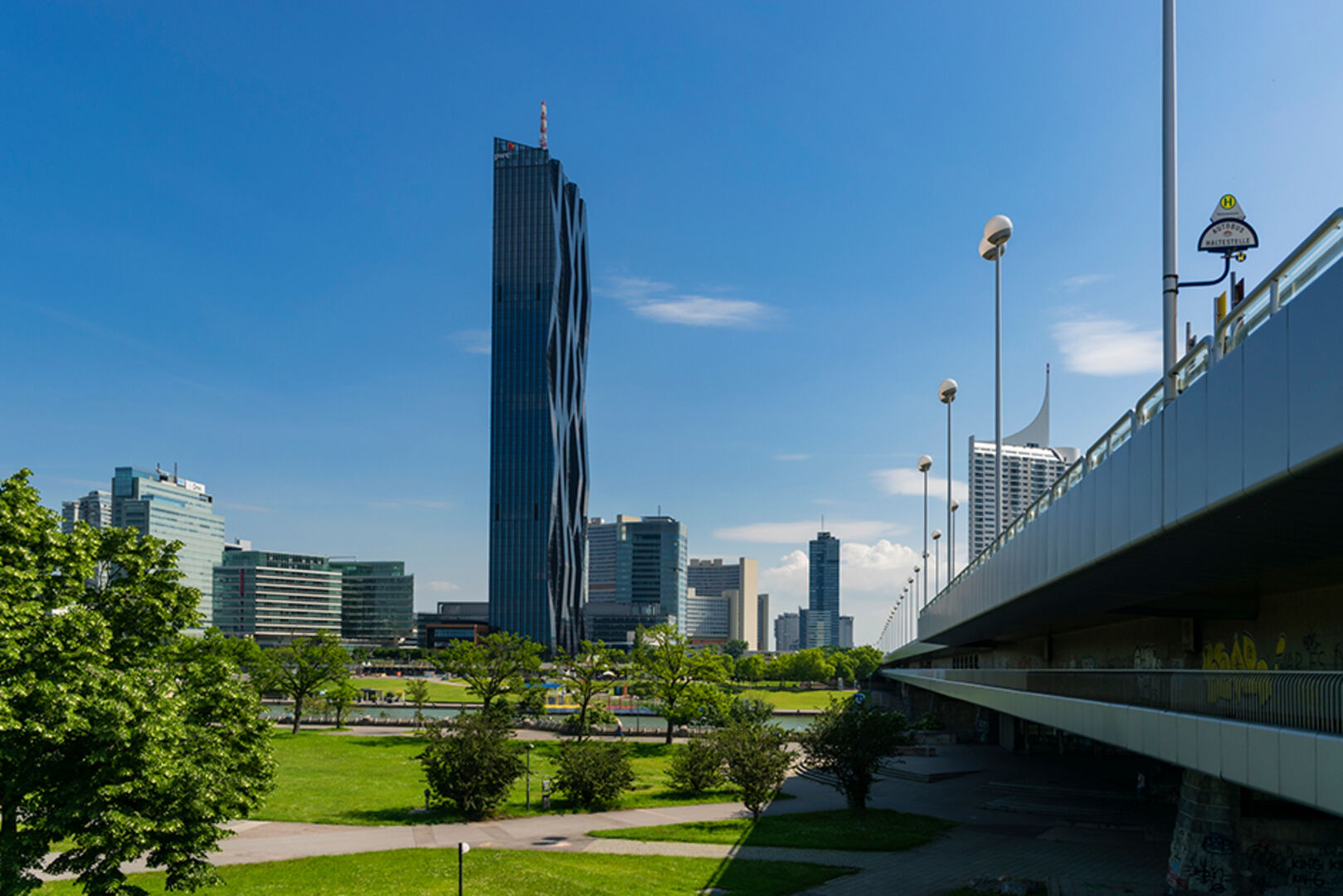 Der DC Tower in Wien | Credit: iStock.com/transurfer