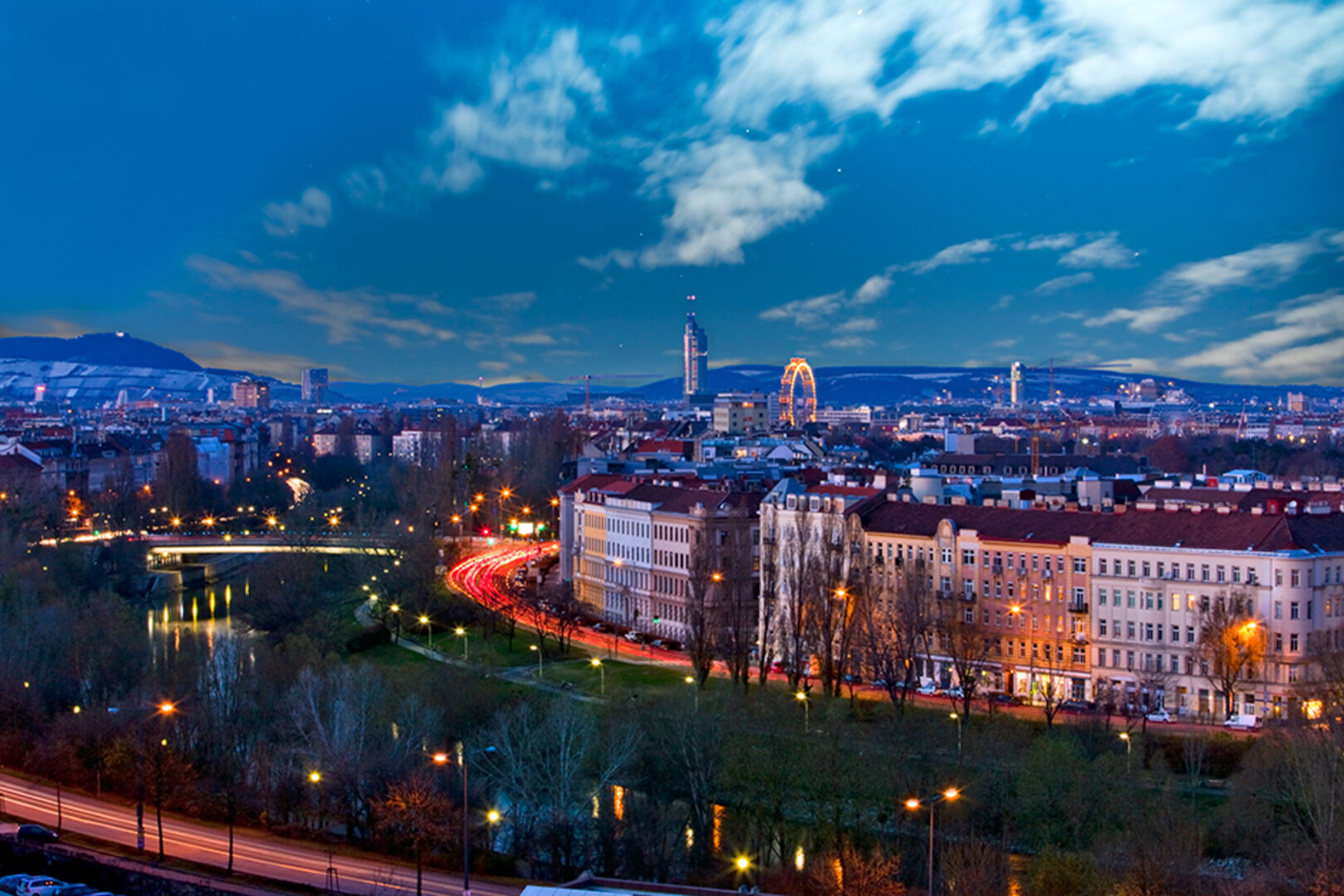 Skyline des Wiener Donautals bei Nacht | Credit: iStock.com/Creativemarc