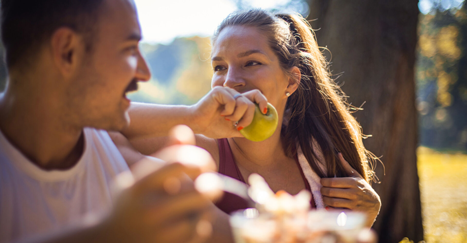 Junges Paar beim Verzehr von Obst und Gemüse | Credit: iStock.com/Liderina