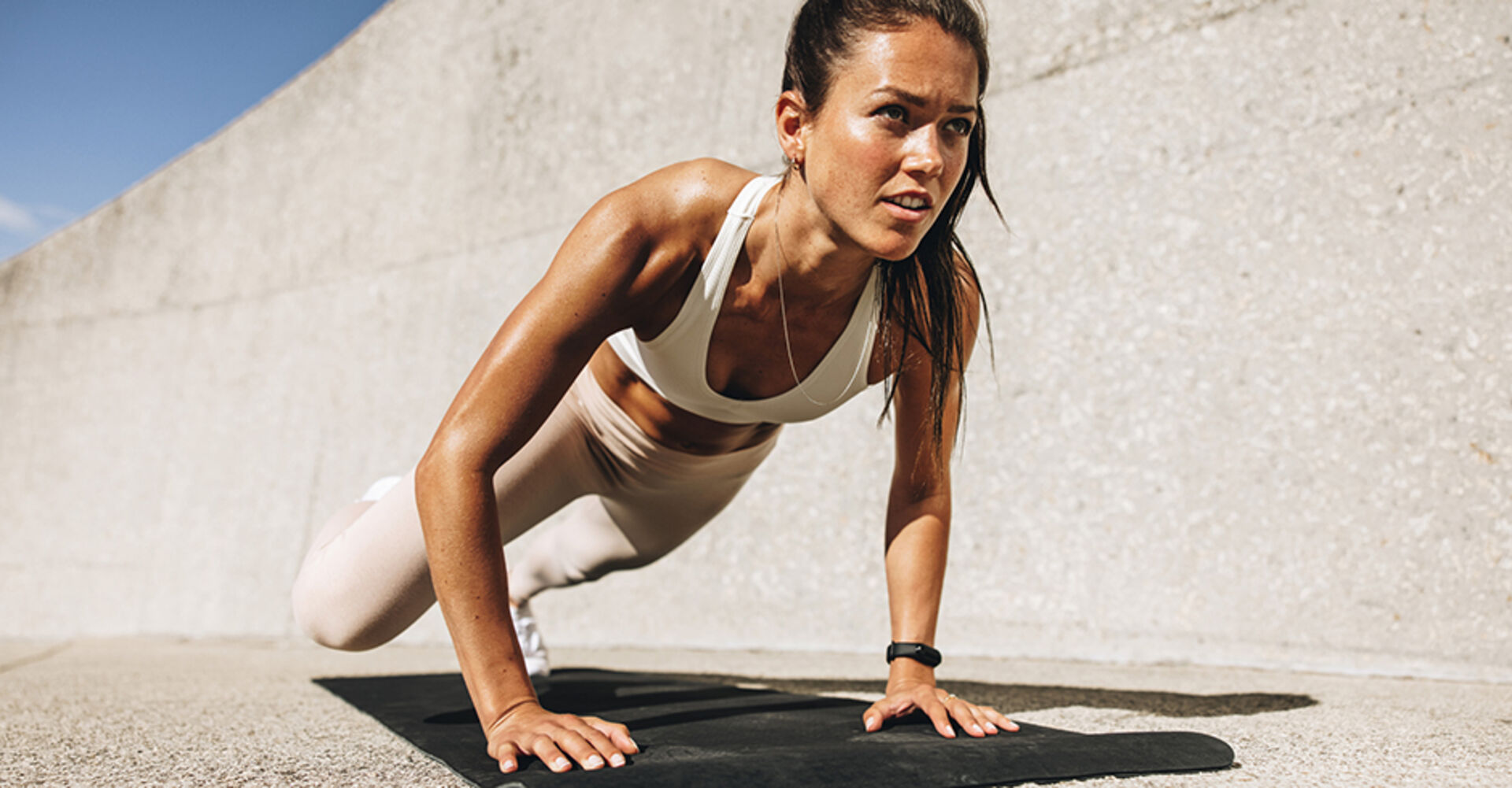 Junge fitte Frau beim Workout | Credit: iStock.com/jacoblund