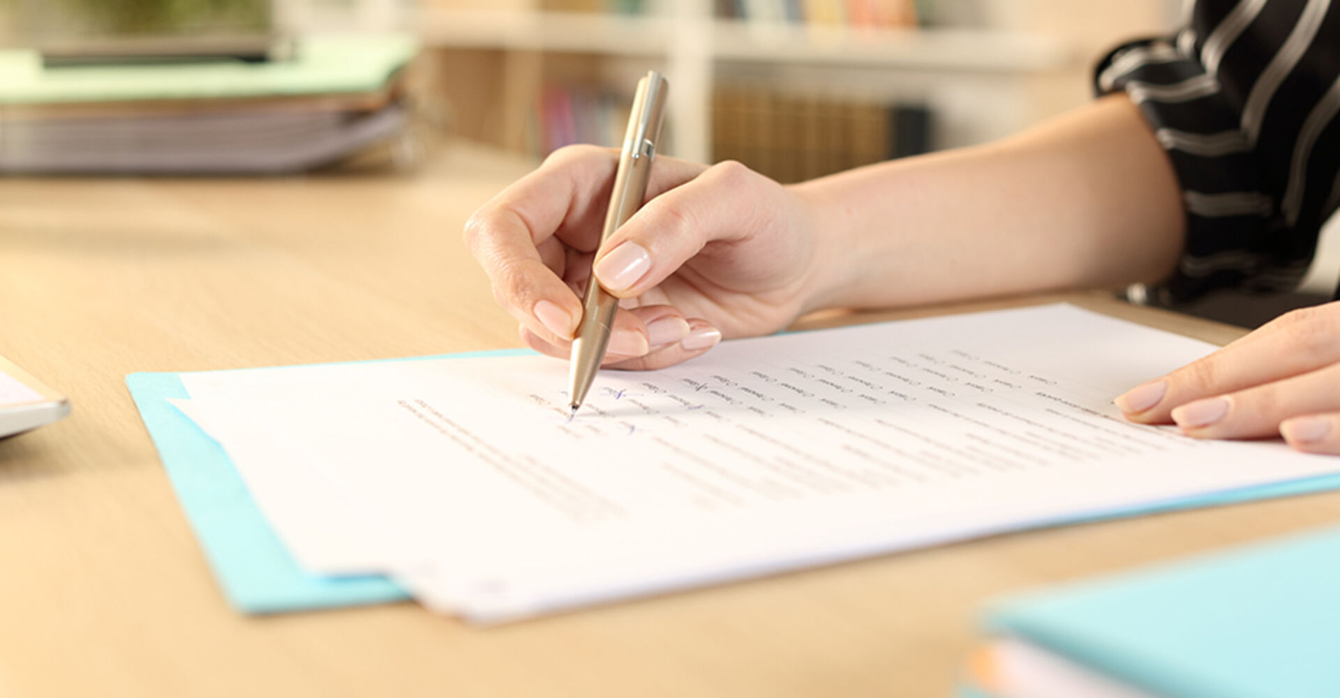 Junge Frau füllt einen Fragebogen aus | Credit: iStock.com/Pheelings Media