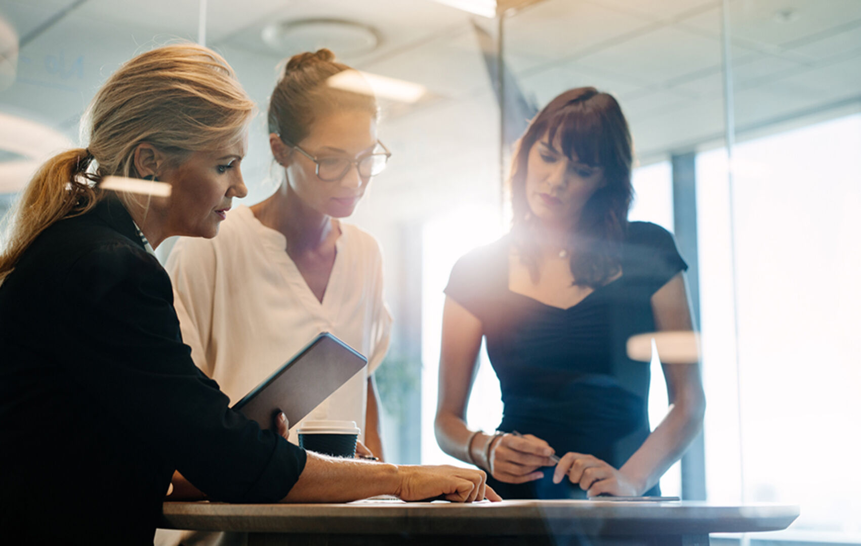Geschäftsfrauen beim Brainstorming | Credit: iStock.com/jacoblund