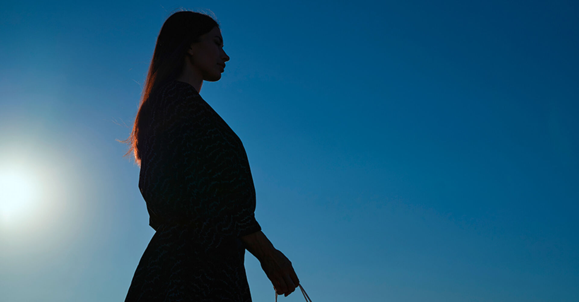 Junge Frau im Sonnenuntergang | Credit: iStock.com/boytsov