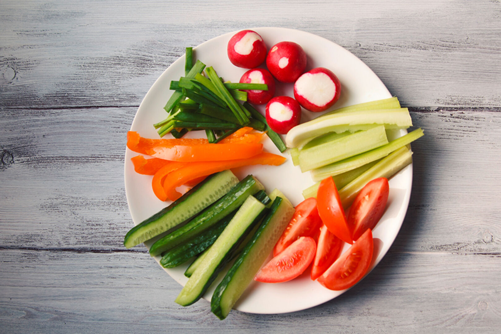 Teller mit frischem, rohem Gemüse | Credit: iStock.com/Lora-Sutyagina
