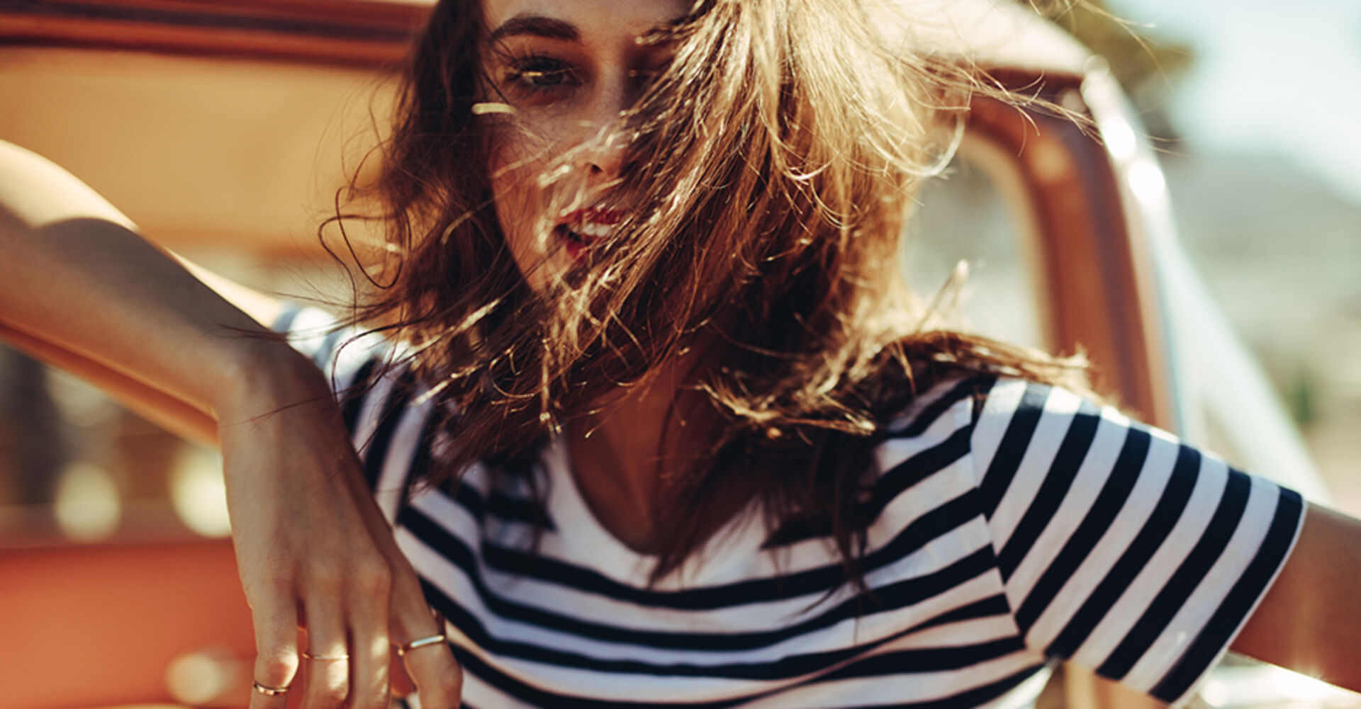 Frau mit wallenden Haaren vorm Gesicht | Credit: iStock.com/jacoblund