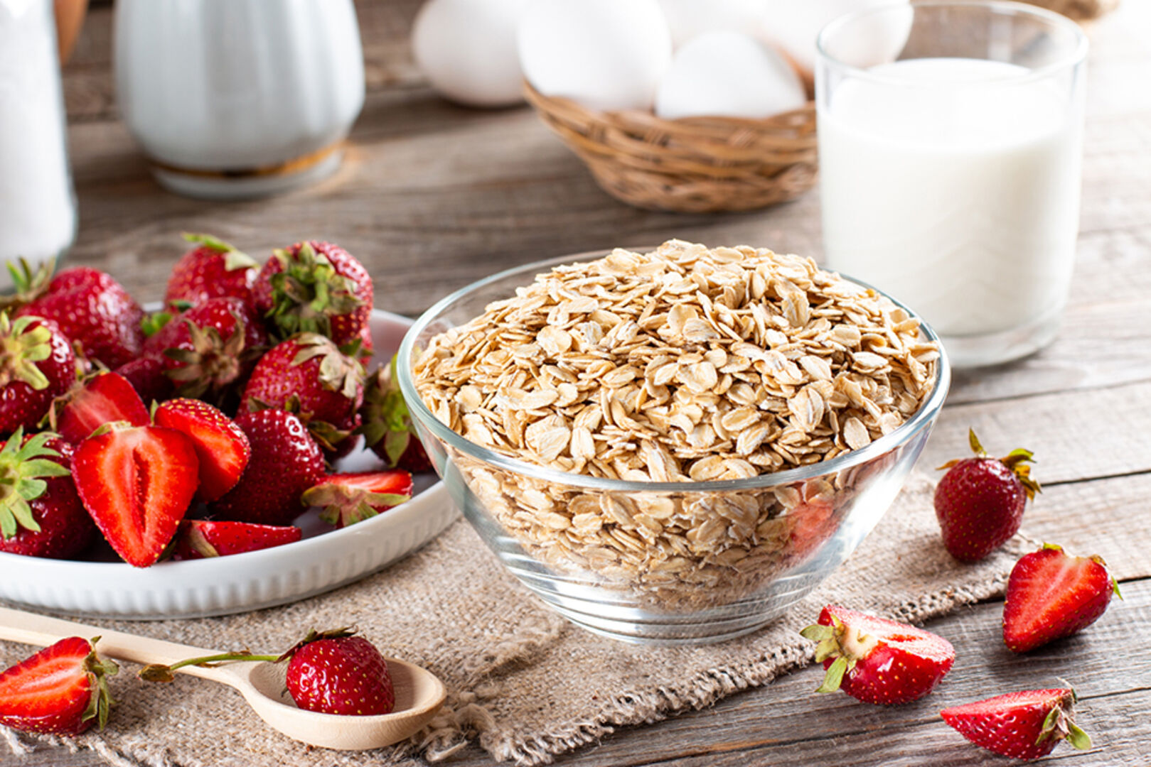 Eine Schale Haferflocken mit Erdbeeren | Credit: iStock.com/Qwart