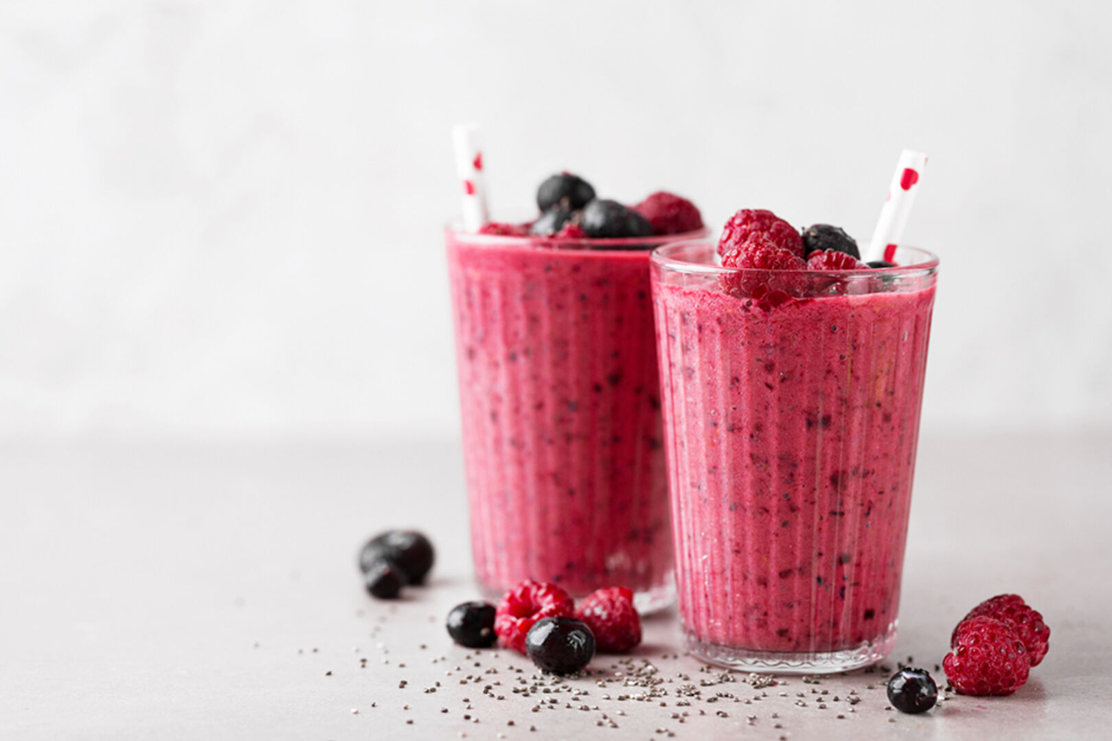 Smoothie aus frischen Him- und Heidelbeeren | Credit: iStock.com/nerudol