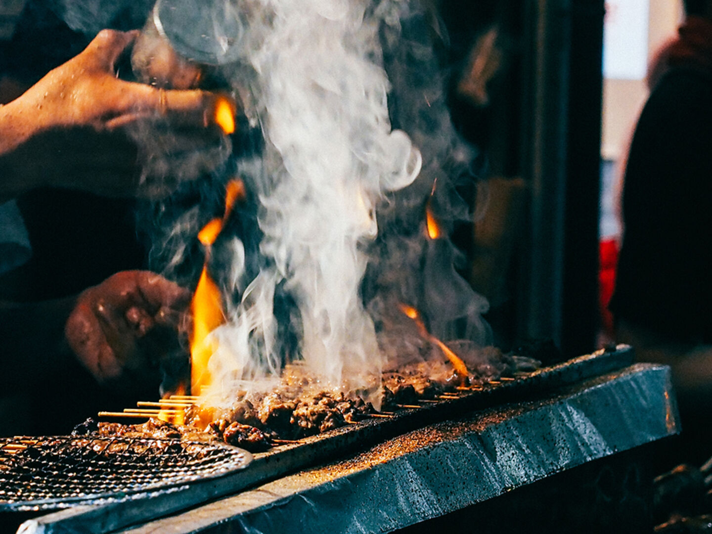 Yakitori werden in einem japanischen Pub zubereitet | Credit: iStock.com/JEN_n82