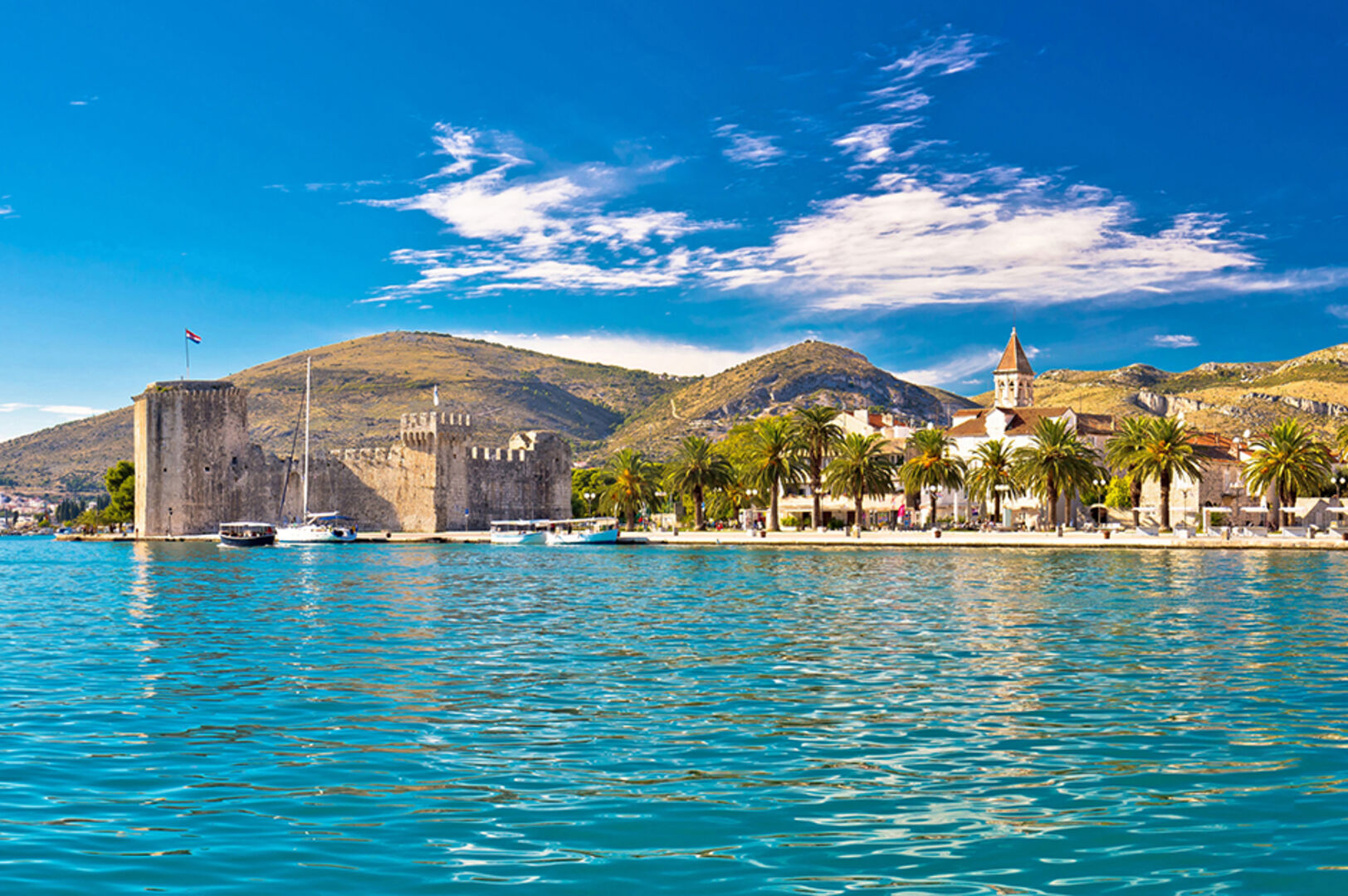 Die kroatische Hafenstadt Trogir | Credit: iStock.com/xbrchx