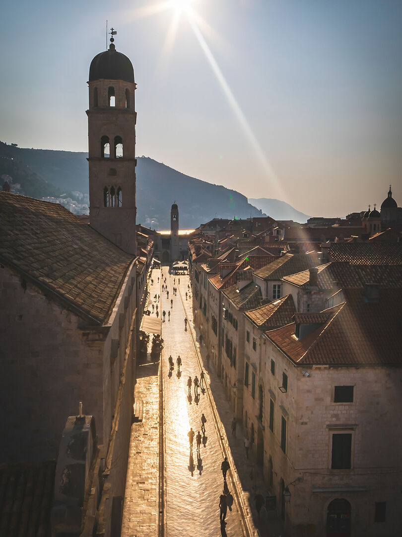 Die Hauptstraße Stradun in Dubrovnik | Credit: iStock.com/EvaL