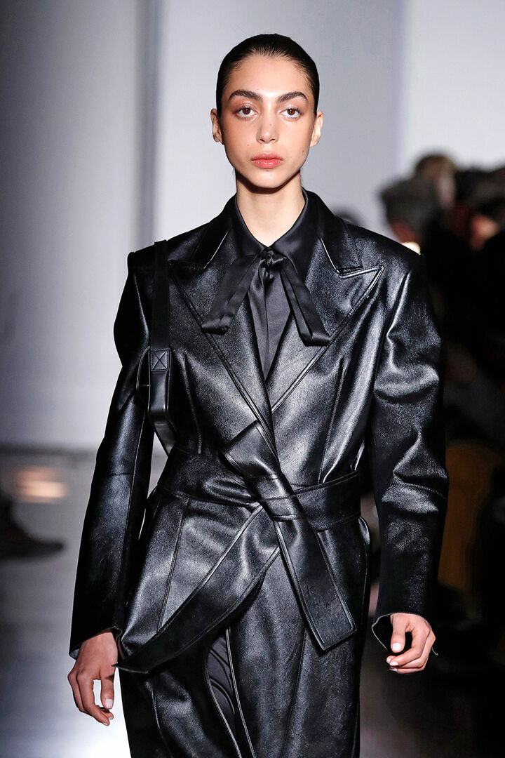 Laufsteg-Model in einem schwarzen Leder-Trenchcoat | Credit: Anthea Simms / Camera Press / picturedesk.com