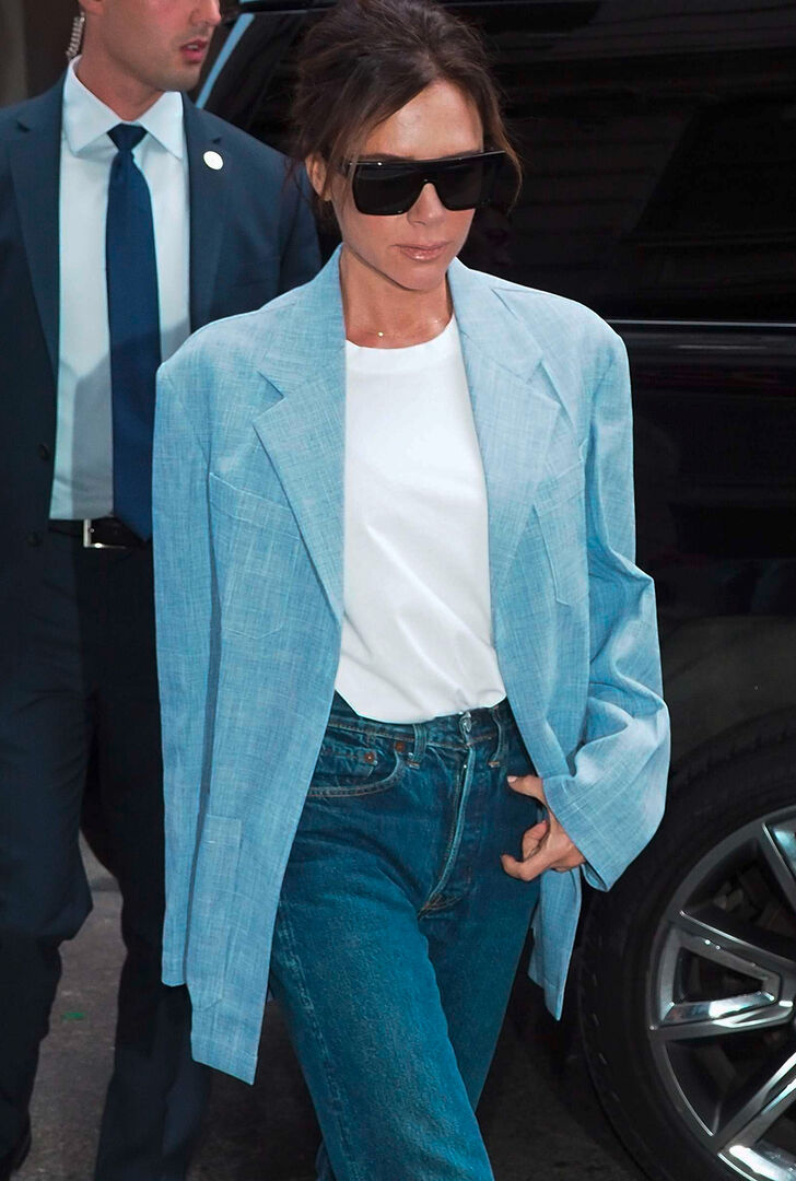 Victoria Beckham in einem hellblauen Oversize-Blazer | Credit: LaurentVu / Action Press/Sipa / picturedesk.com