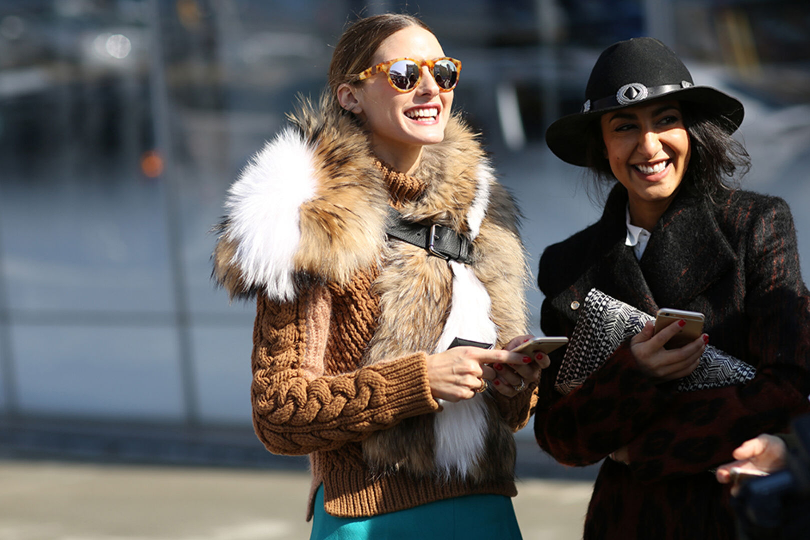Olivia Palermo in brauner Strickjacke mit Teddyfell-Schal | Credit: Camera Press / picturedesk.com
