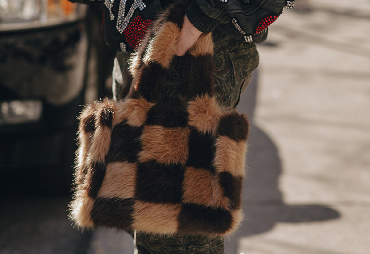 Olivia Marcus mit einer Tasche aus Teddyfell | Credit: Claire Guillon / Camera Press / picturedesk.com